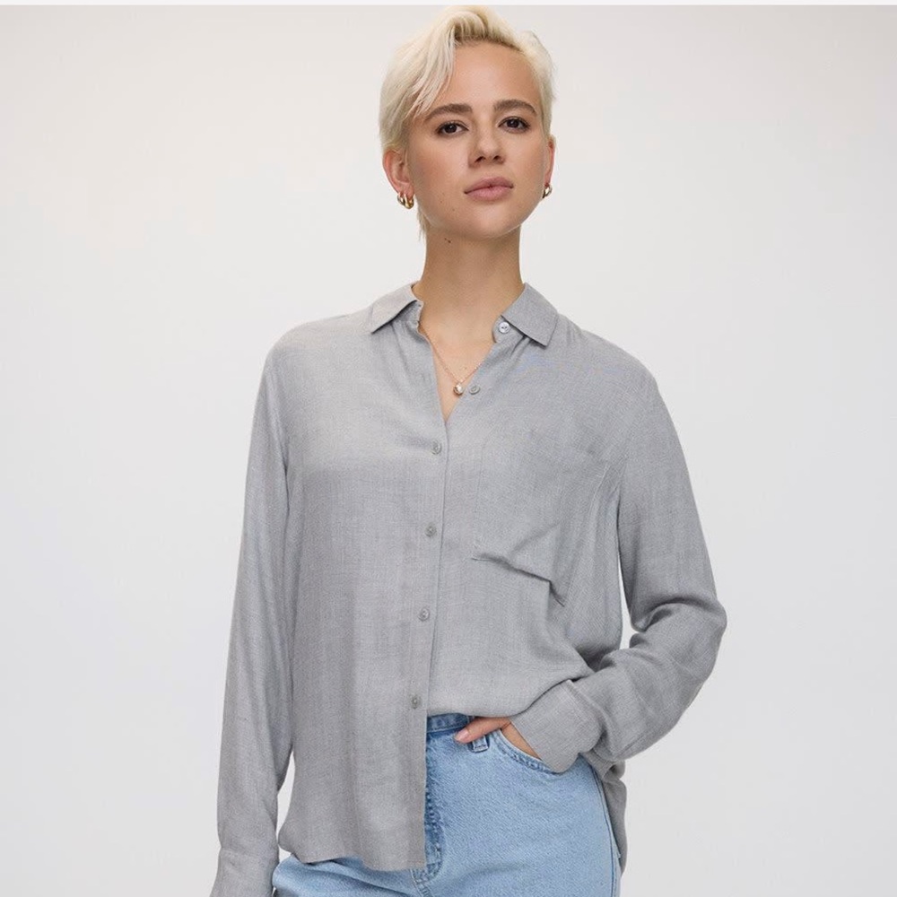 REITMANS - NWT - Gray Button-Up Shirt - lightweight and breezy